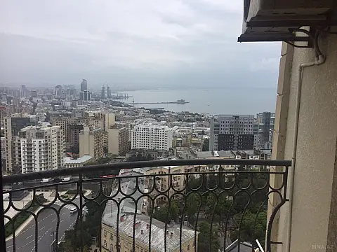 Satılır 4 otaqlı mənzil 300 m²