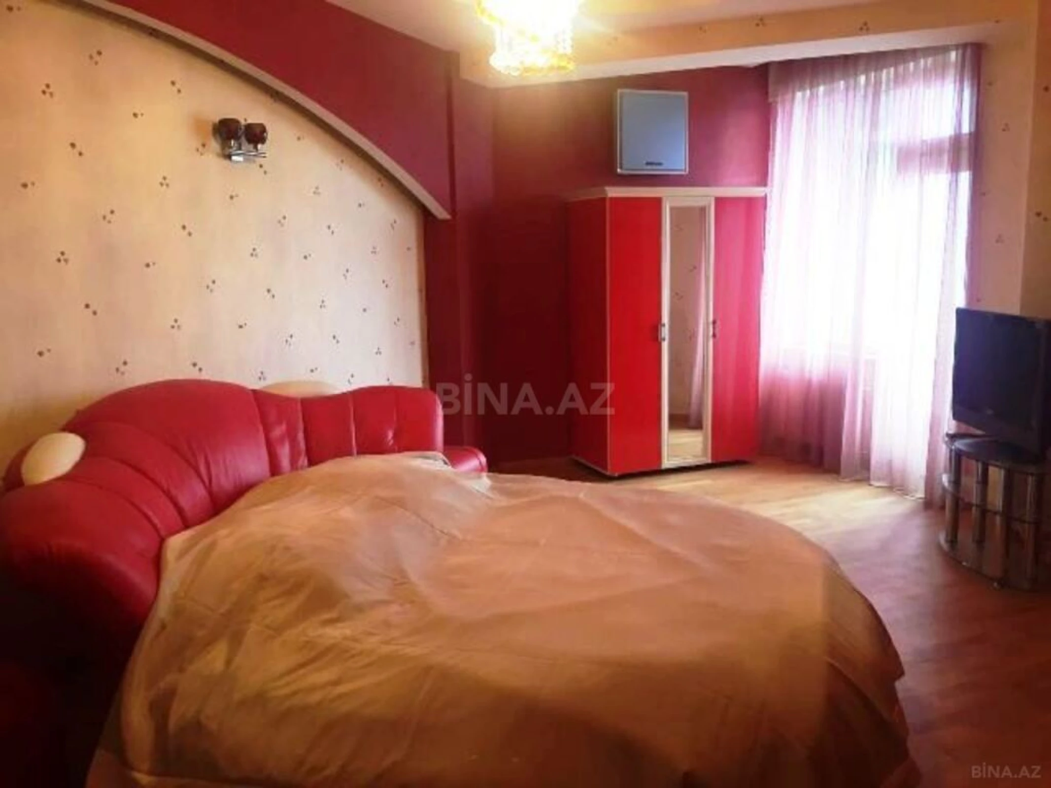 Satılır 4 otaqlı mənzil 300 m²