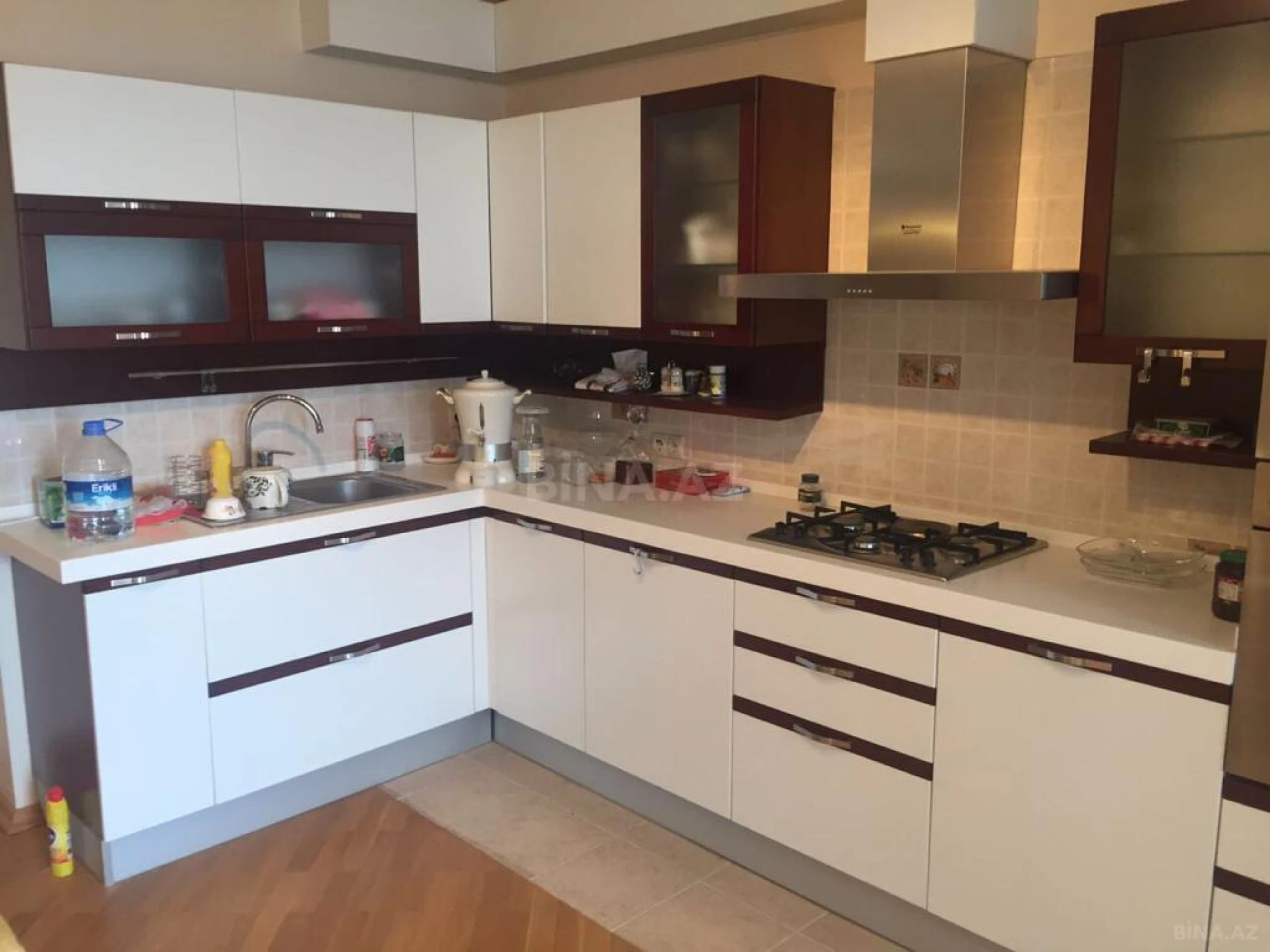 Satılır 4 otaqlı mənzil 300 m²