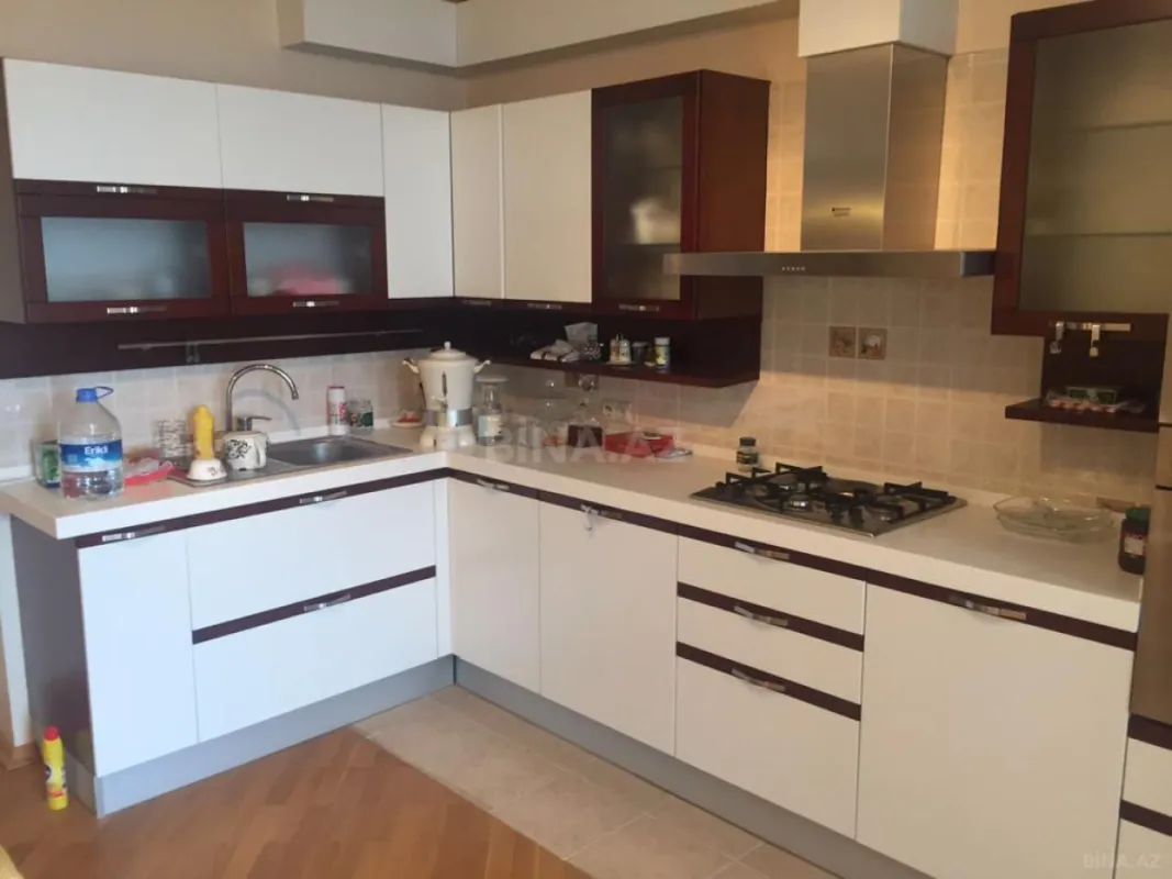 Satılır 4 otaqlı mənzil 300 m²