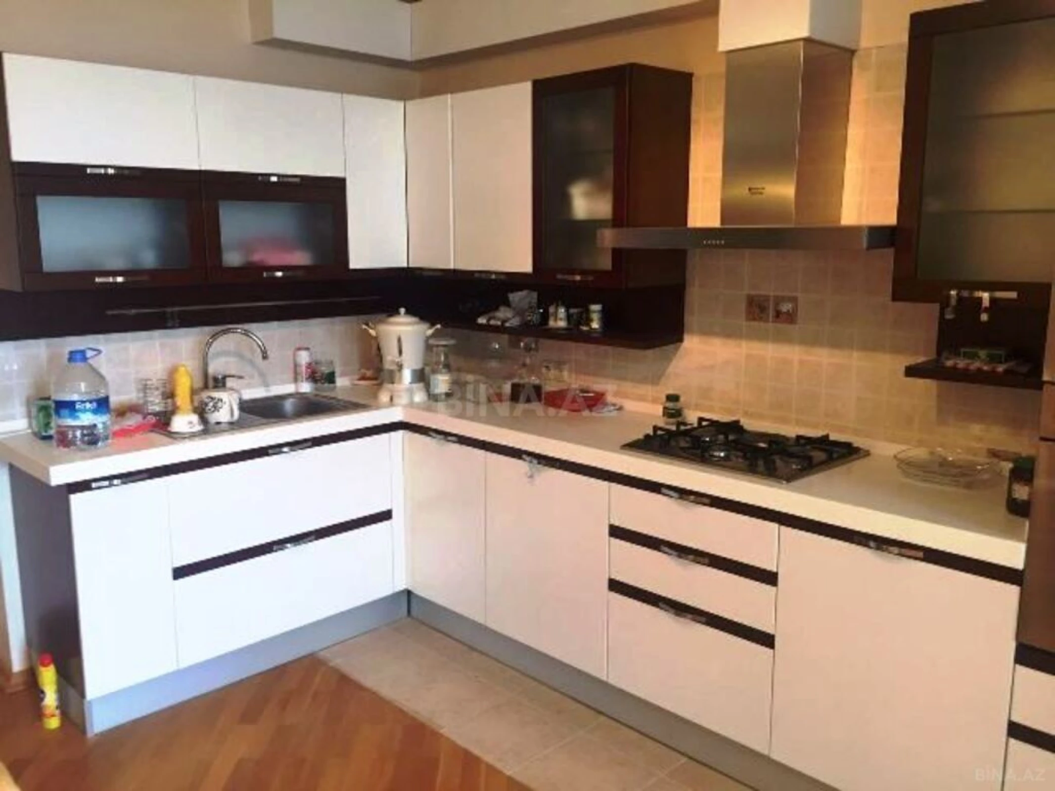 Satılır 4 otaqlı mənzil 300 m²