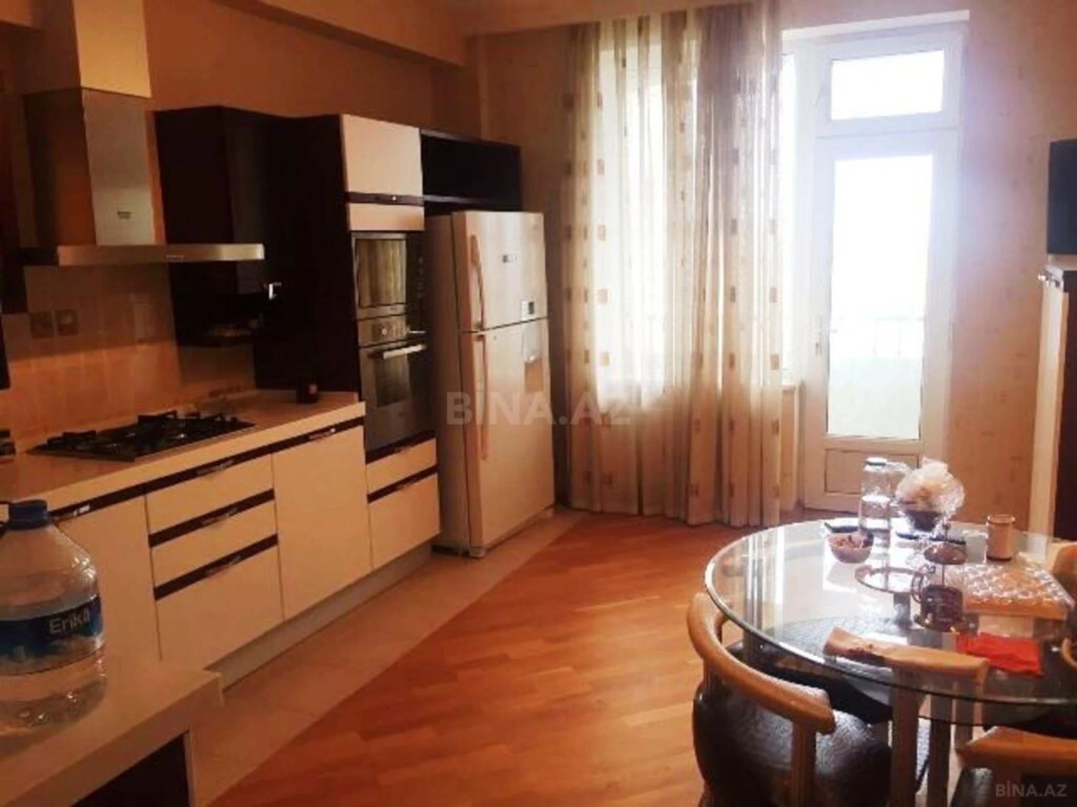 Satılır 4 otaqlı mənzil 300 m²