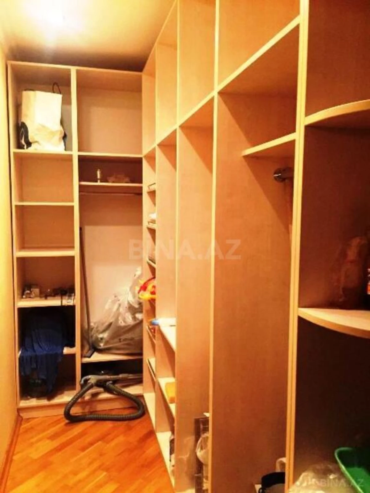 Satılır 4 otaqlı mənzil 300 m²