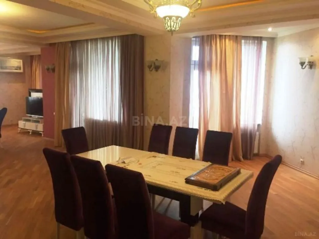 Satılır 4 otaqlı mənzil 300 m²