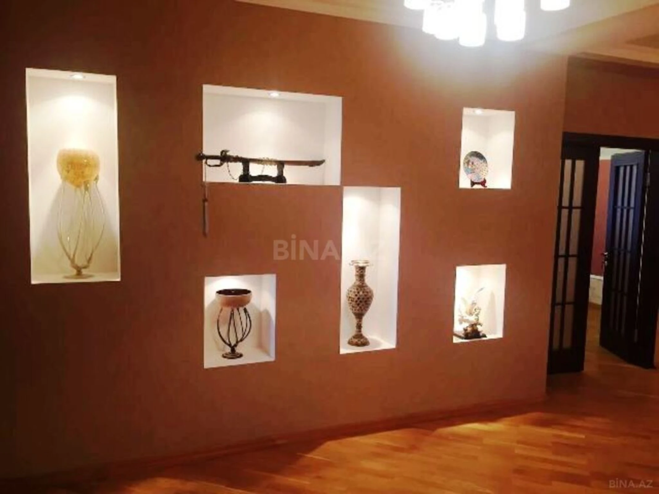 Satılır 4 otaqlı mənzil 300 m²