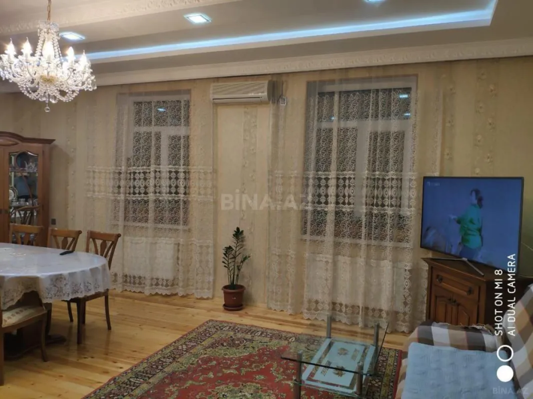 Satılır 5 otaqlı həyət evi 383 m²
