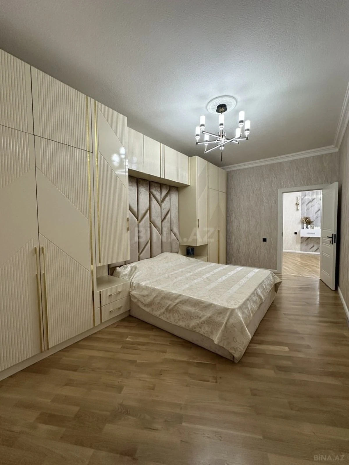 Satılır 3 otaqlı mənzil 125 m²