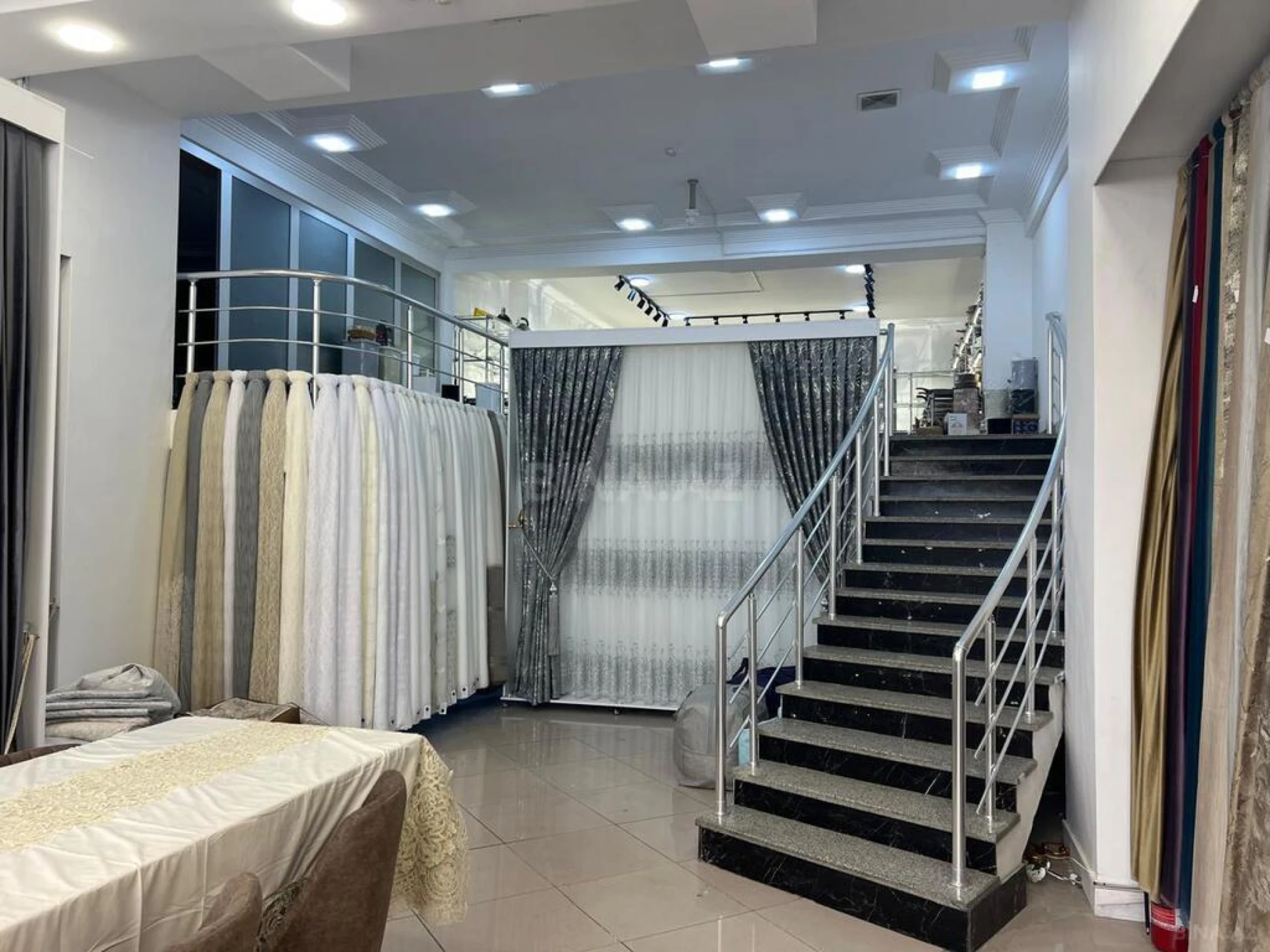 Satılır obyekt 225 m²