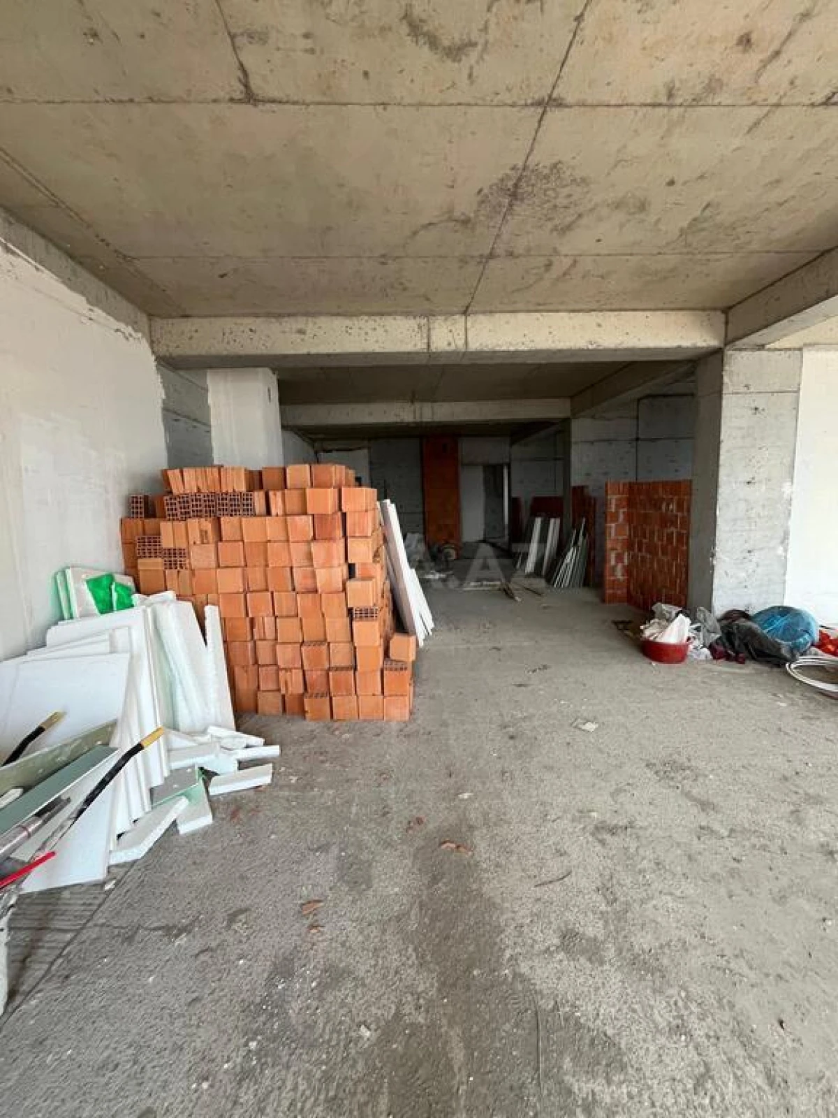 Satılır 5 otaqlı mənzil 225 m²