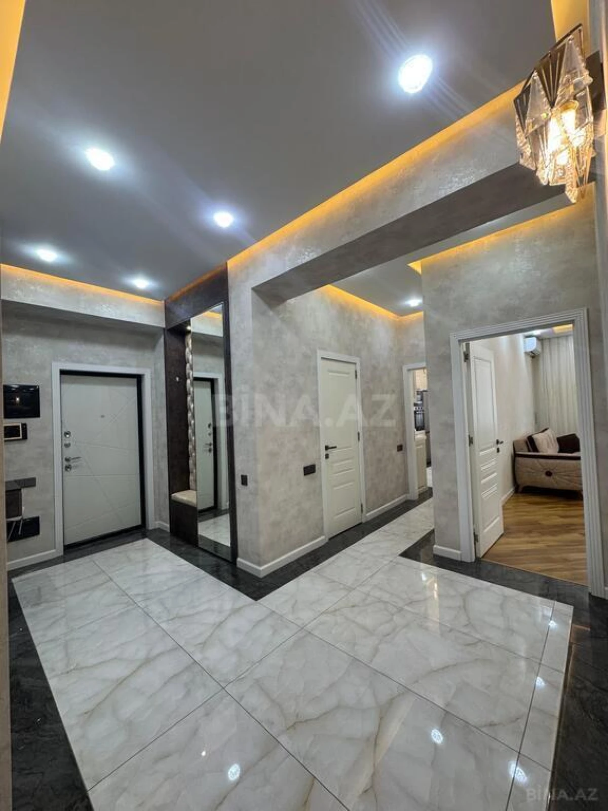 Satılır 3 otaqlı mənzil 136 m²
