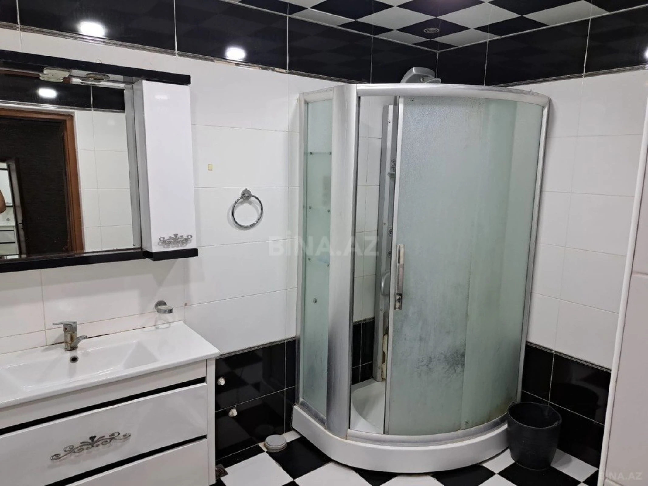 Satılır 3 otaqlı mənzil 136 m²