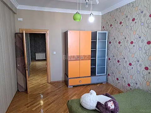 Satılır 3 otaqlı mənzil 136 m²