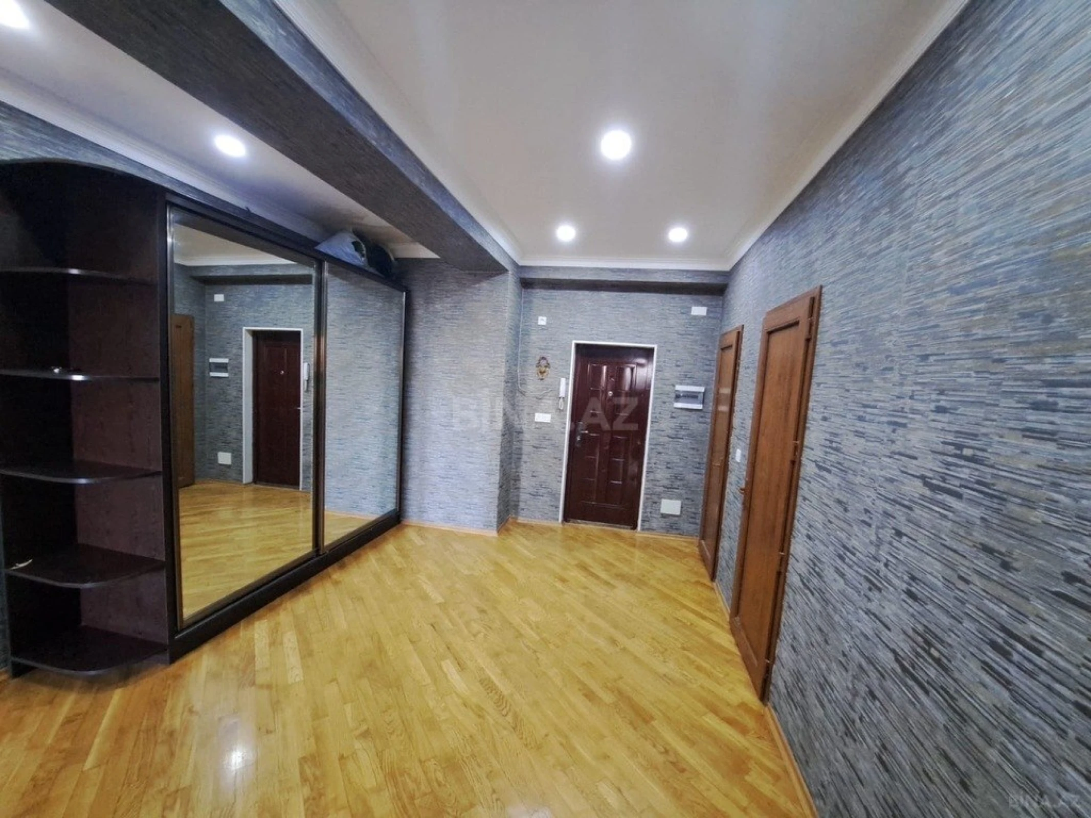 Satılır 3 otaqlı mənzil 136 m²