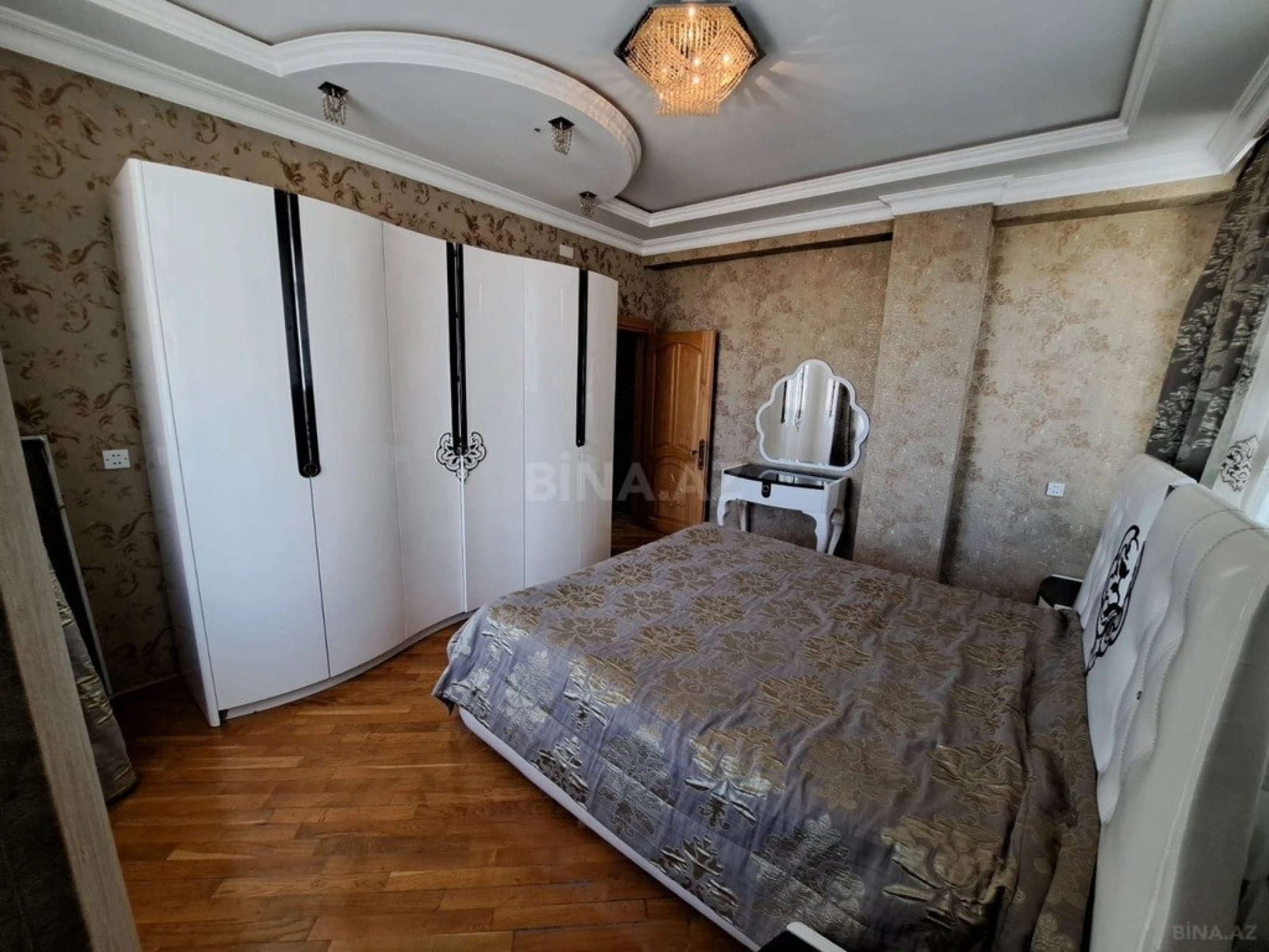 Satılır 3 otaqlı mənzil 136 m²