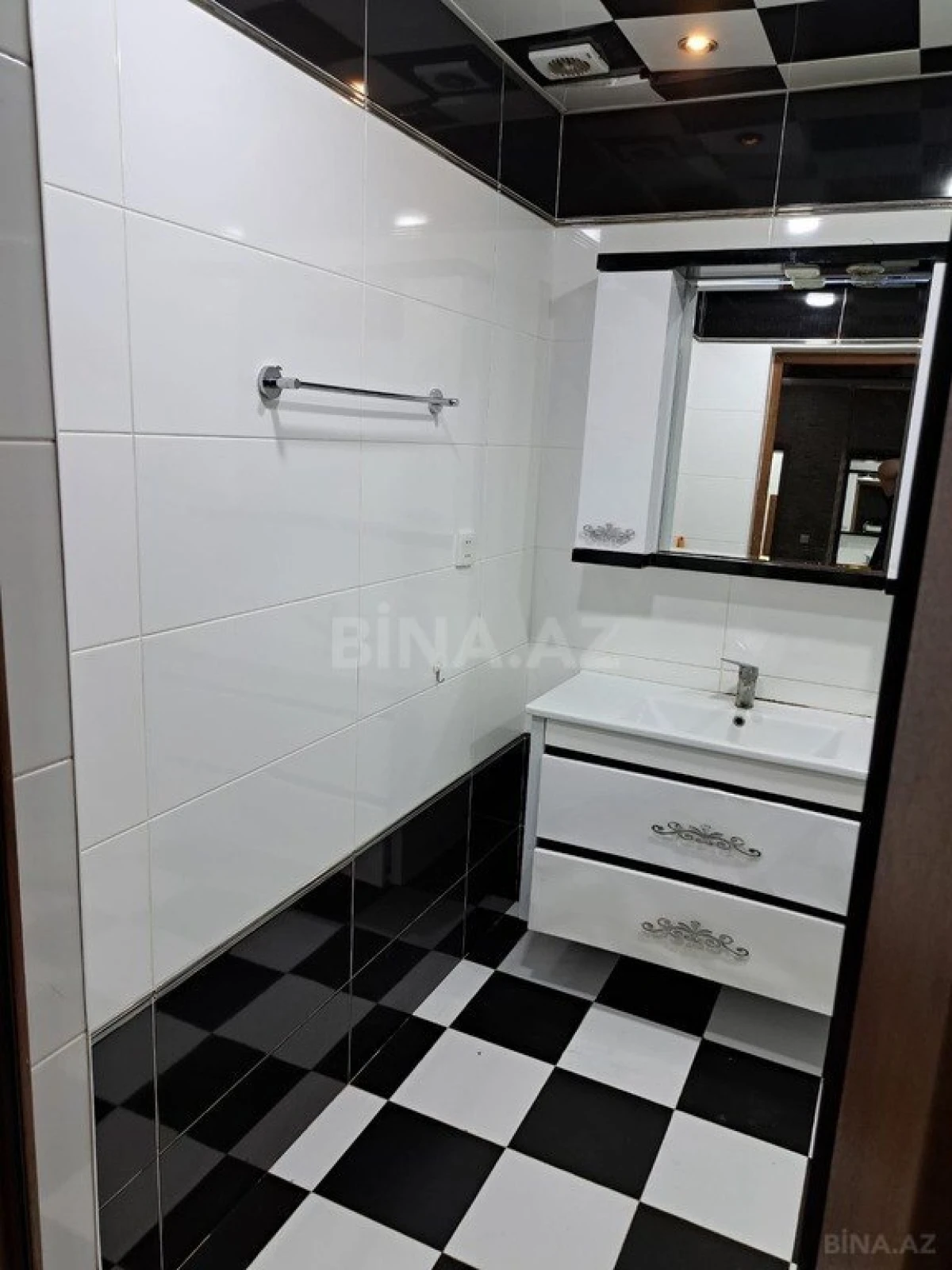 Satılır 3 otaqlı mənzil 136 m²