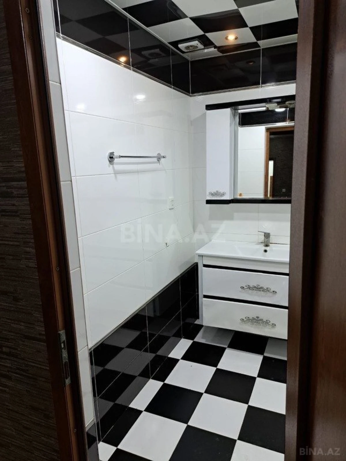 Satılır 3 otaqlı mənzil 136 m²