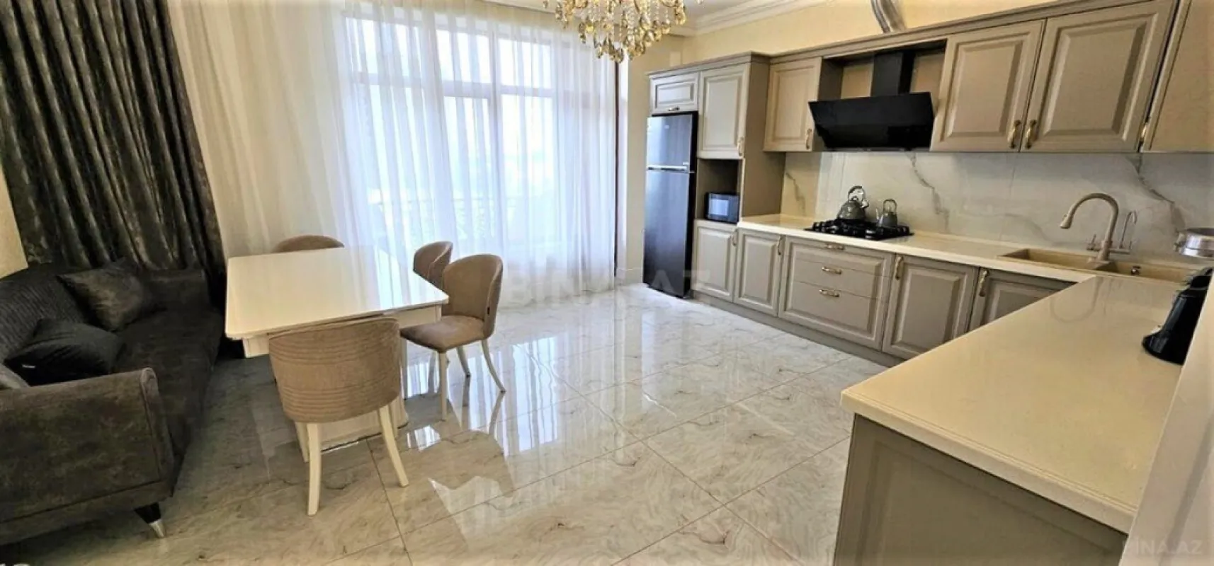 Kirayə verilir 4 otaqlı mənzil 220 m²