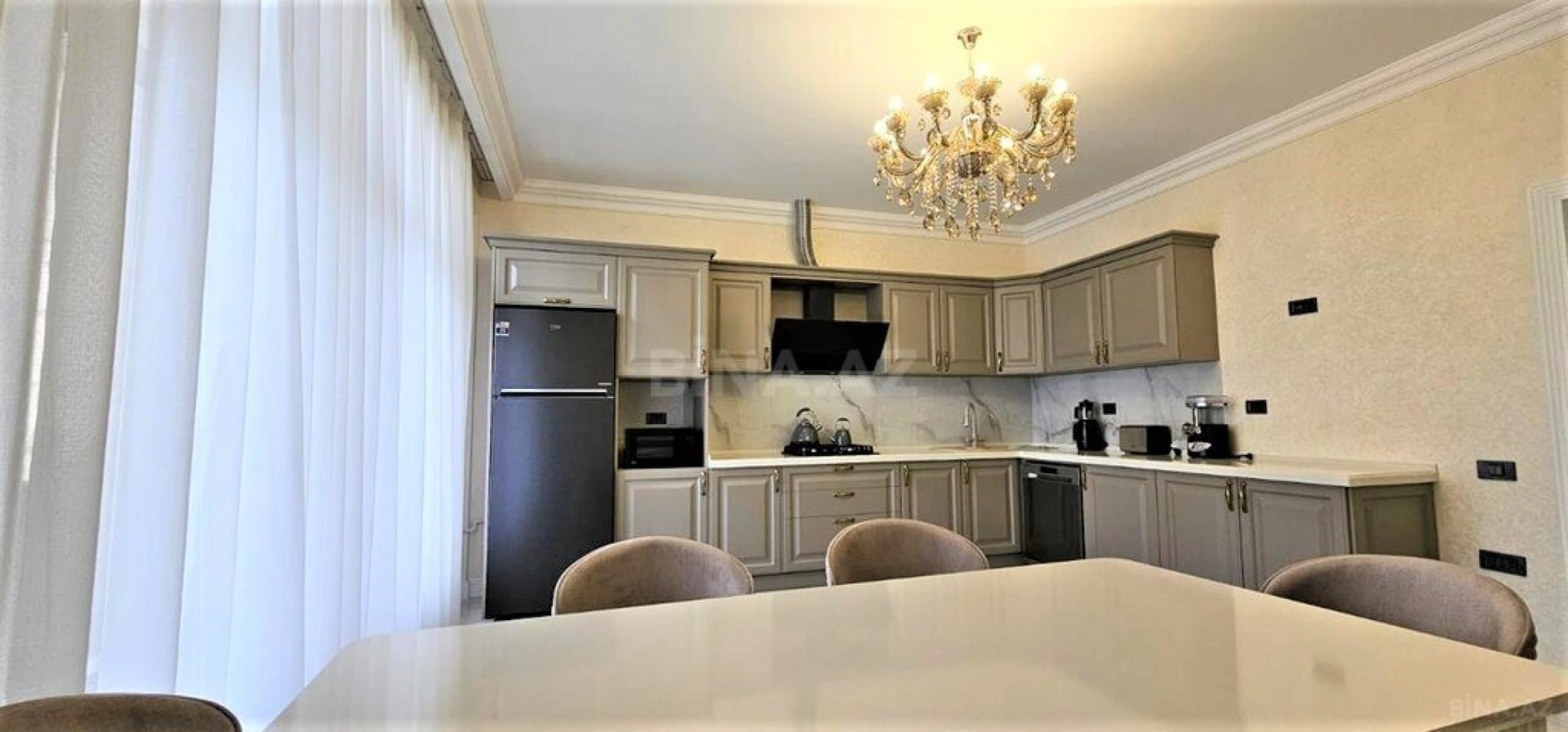 Kirayə verilir 4 otaqlı mənzil 220 m²