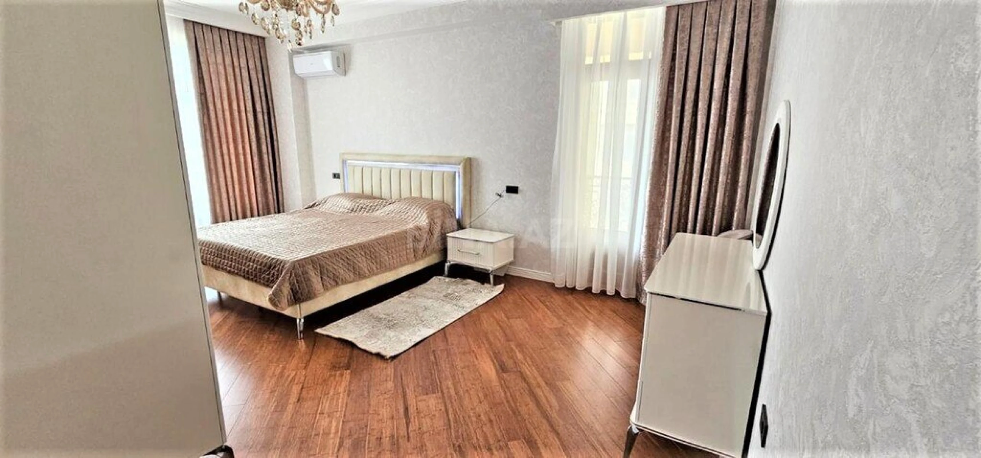 Kirayə verilir 4 otaqlı mənzil 220 m²