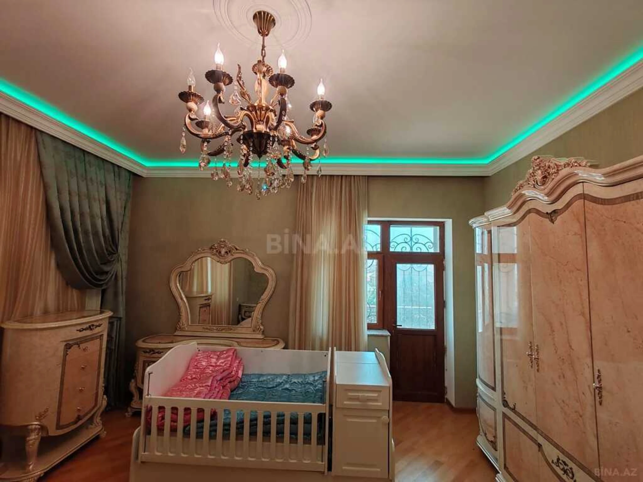 Satılır 5 otaqlı həyət evi 400 m²