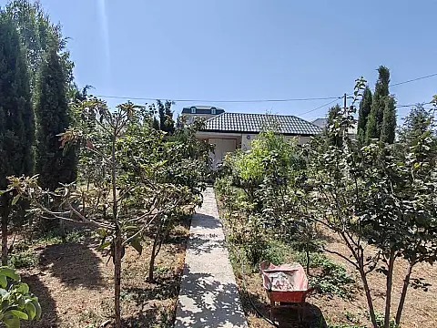 Satılır 5 otaqlı həyət evi 400 m²