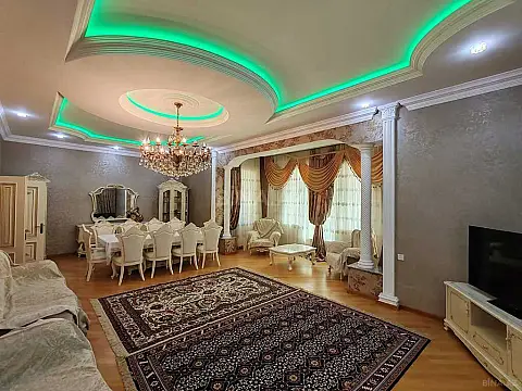 Satılır 5 otaqlı həyət evi 400 m²