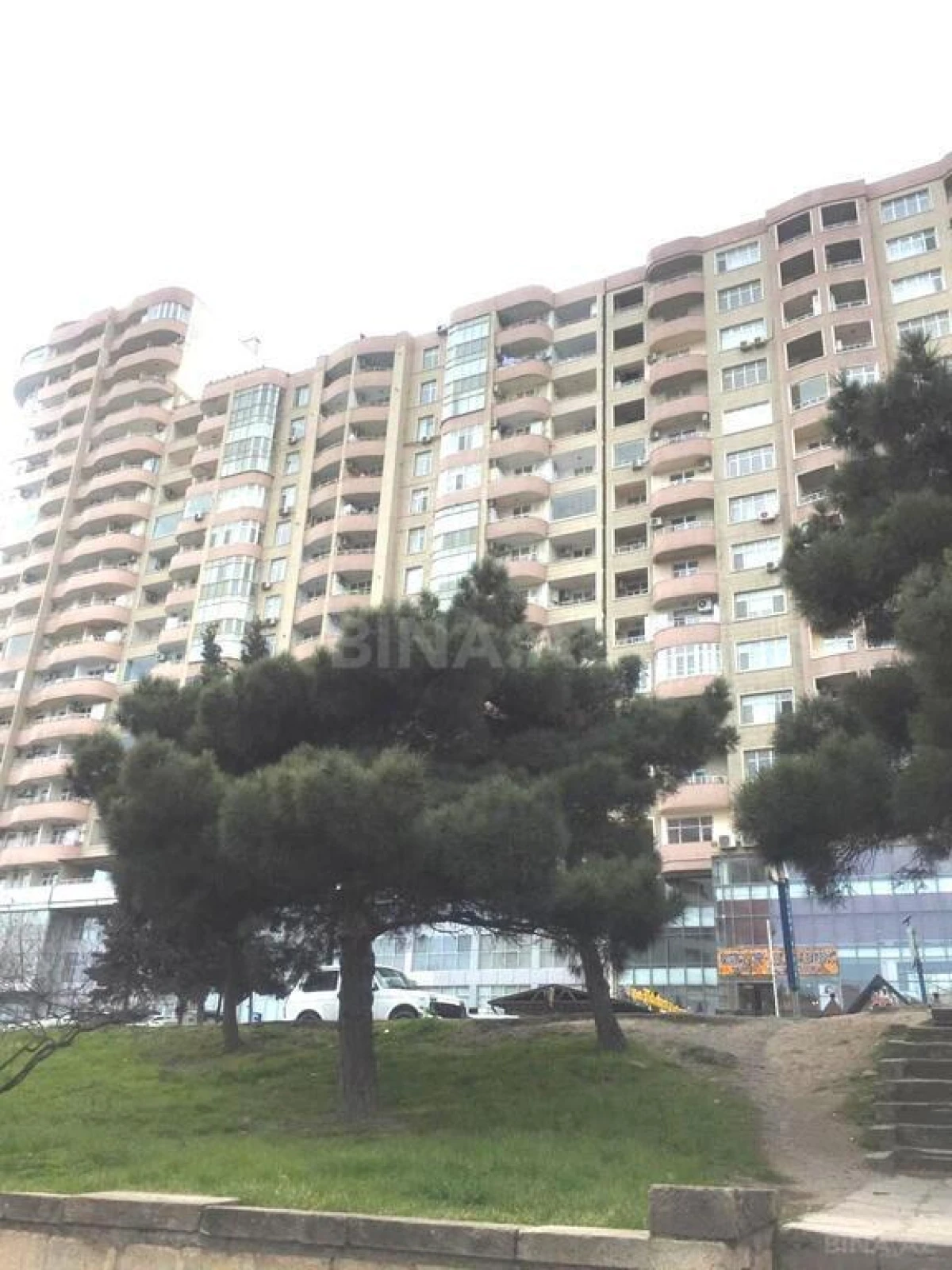 Satılır 5 otaqlı mənzil 200 m²