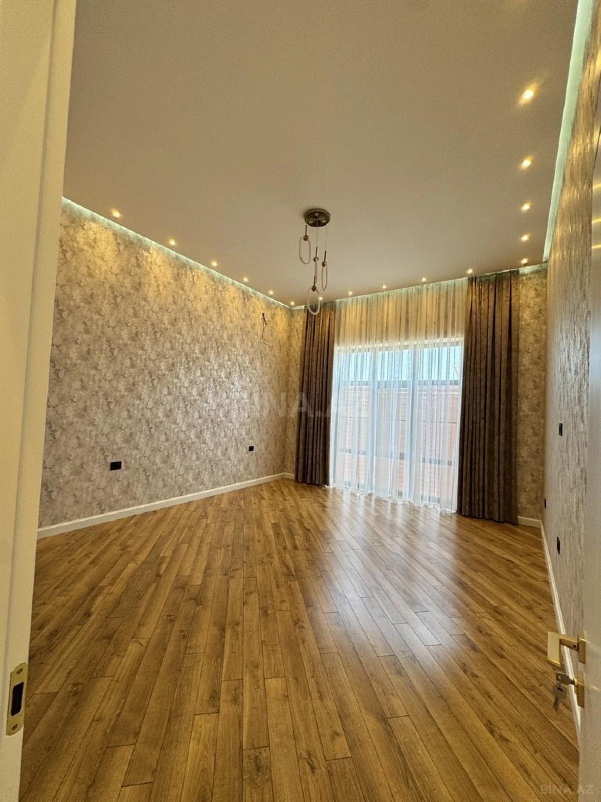 Satılır 6 otaqlı həyət evi 400 m²