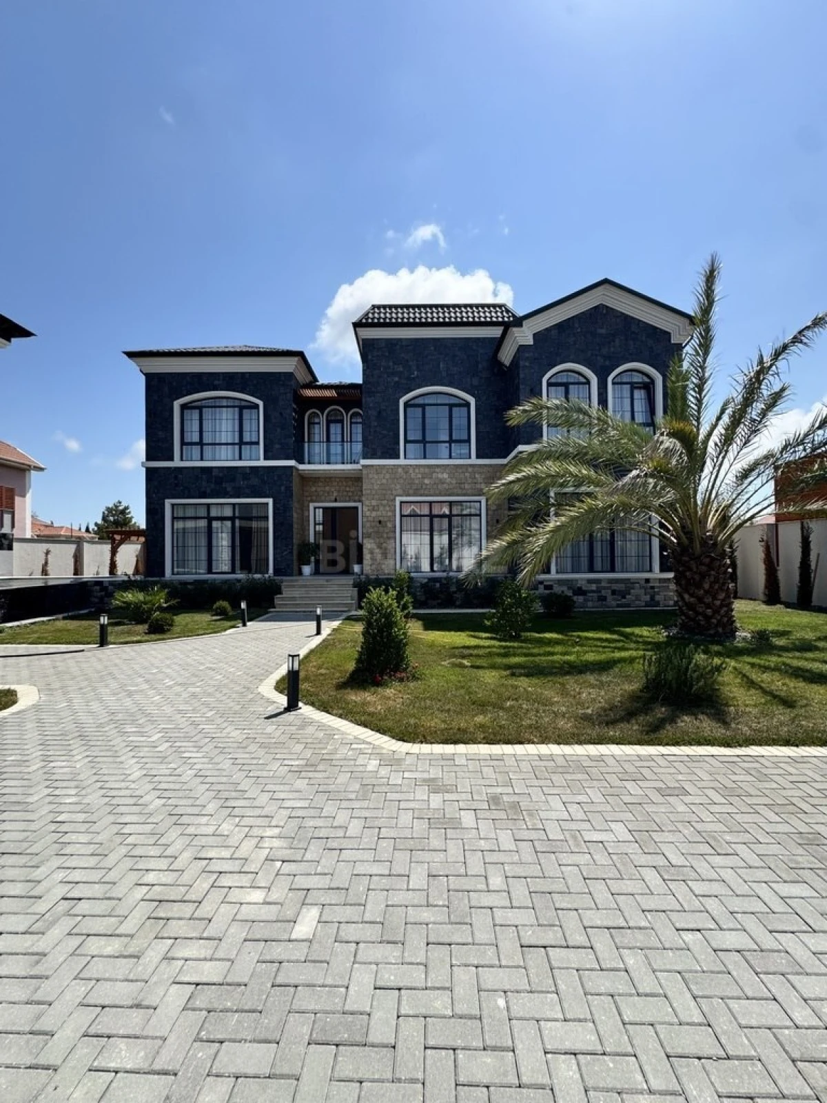 Satılır 7 otaqlı həyət evi 500 m²