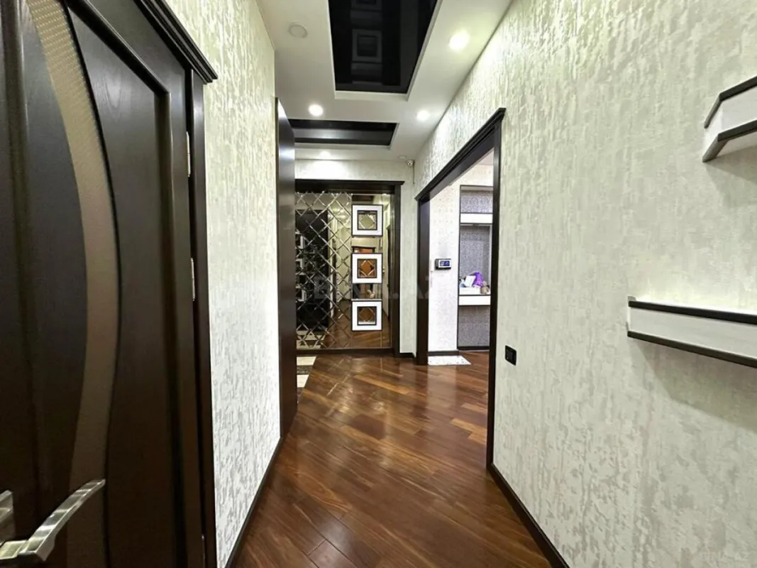 Satılır 4 otaqlı mənzil 134 m²