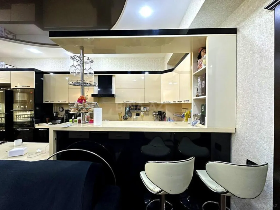 Satılır 4 otaqlı mənzil 134 m²