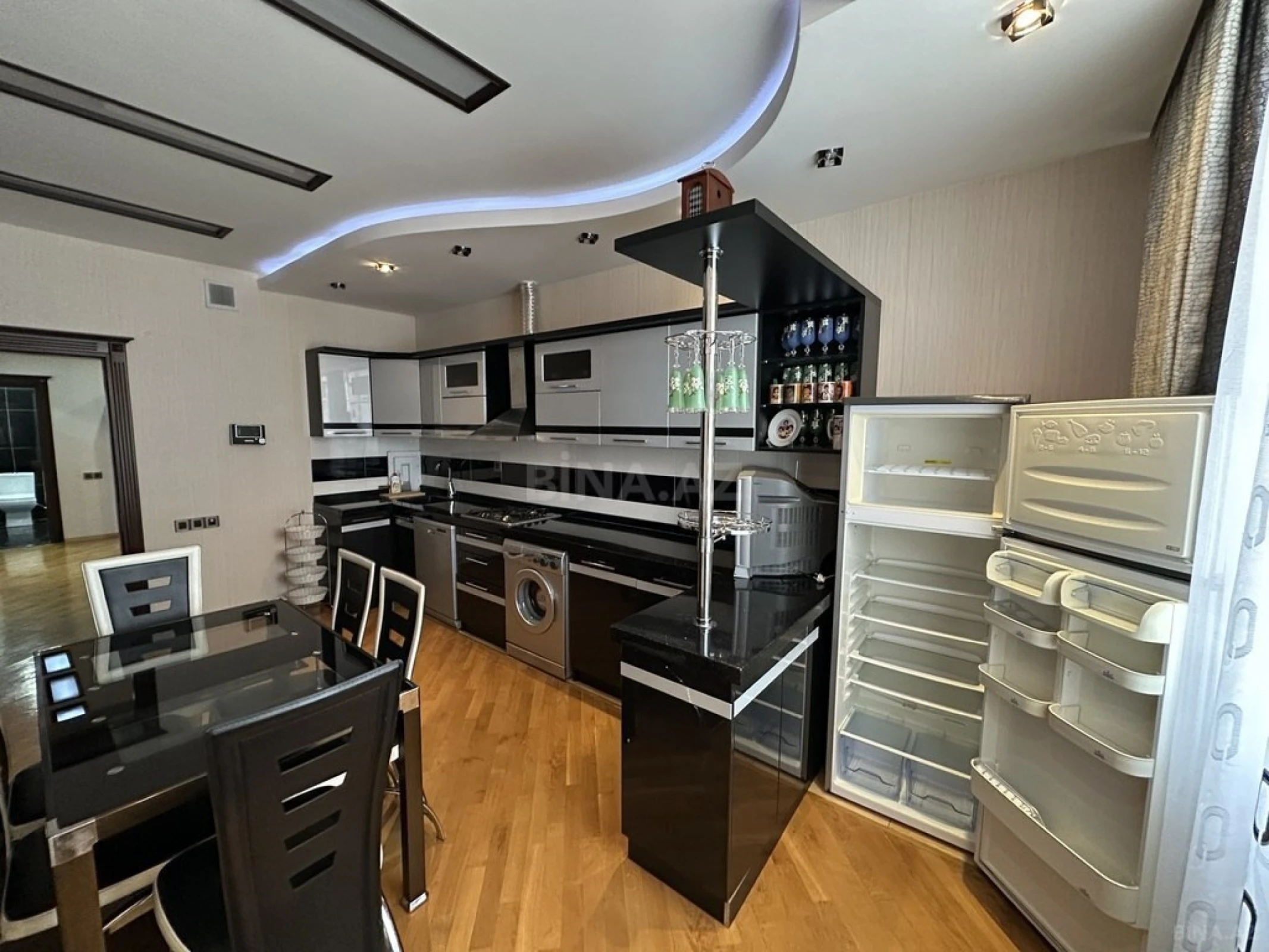 Satılır 4 otaqlı mənzil 150 m²