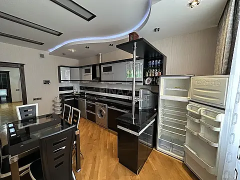 Satılır 4 otaqlı mənzil 150 m²