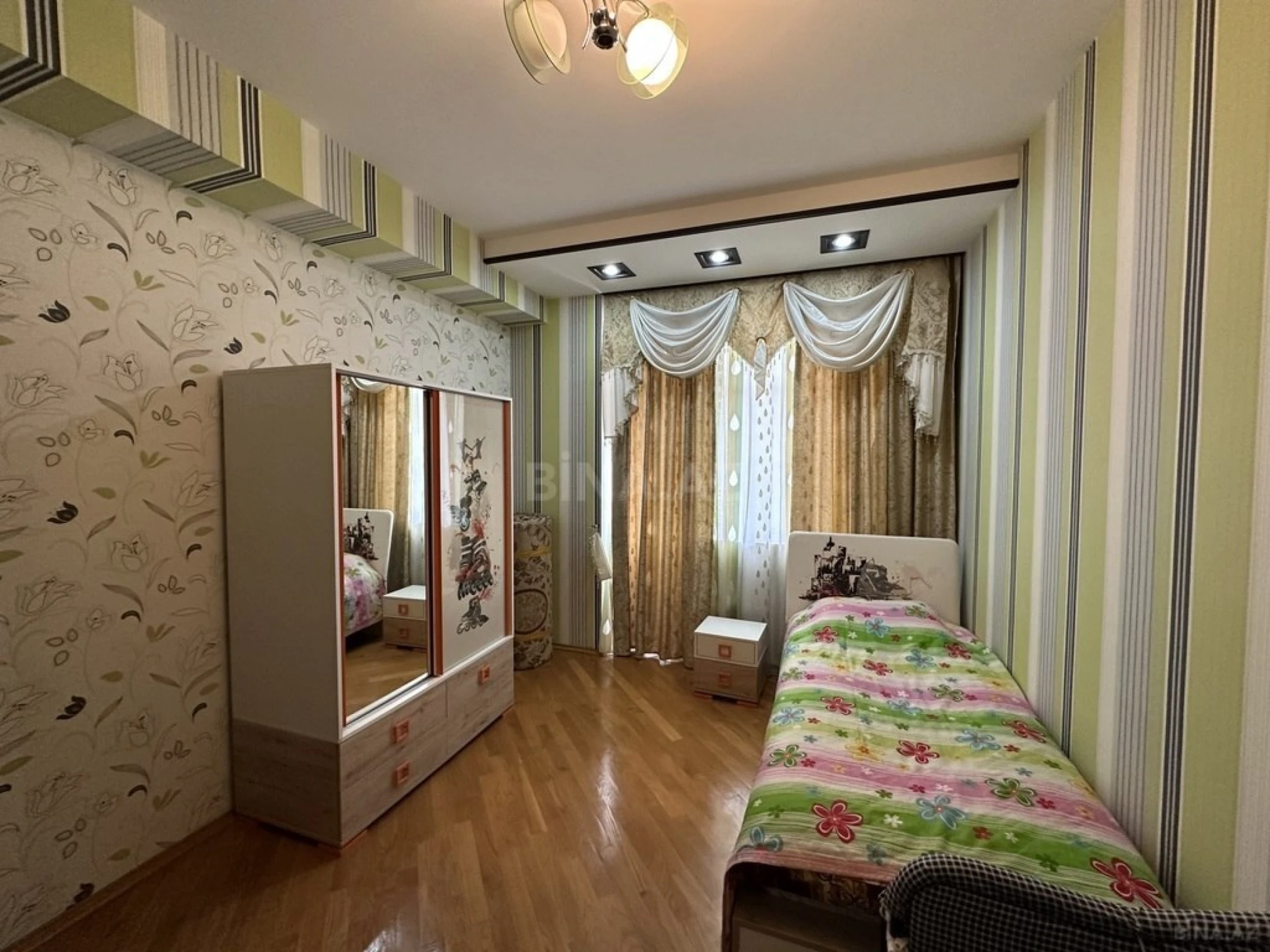 Satılır 4 otaqlı mənzil 150 m²