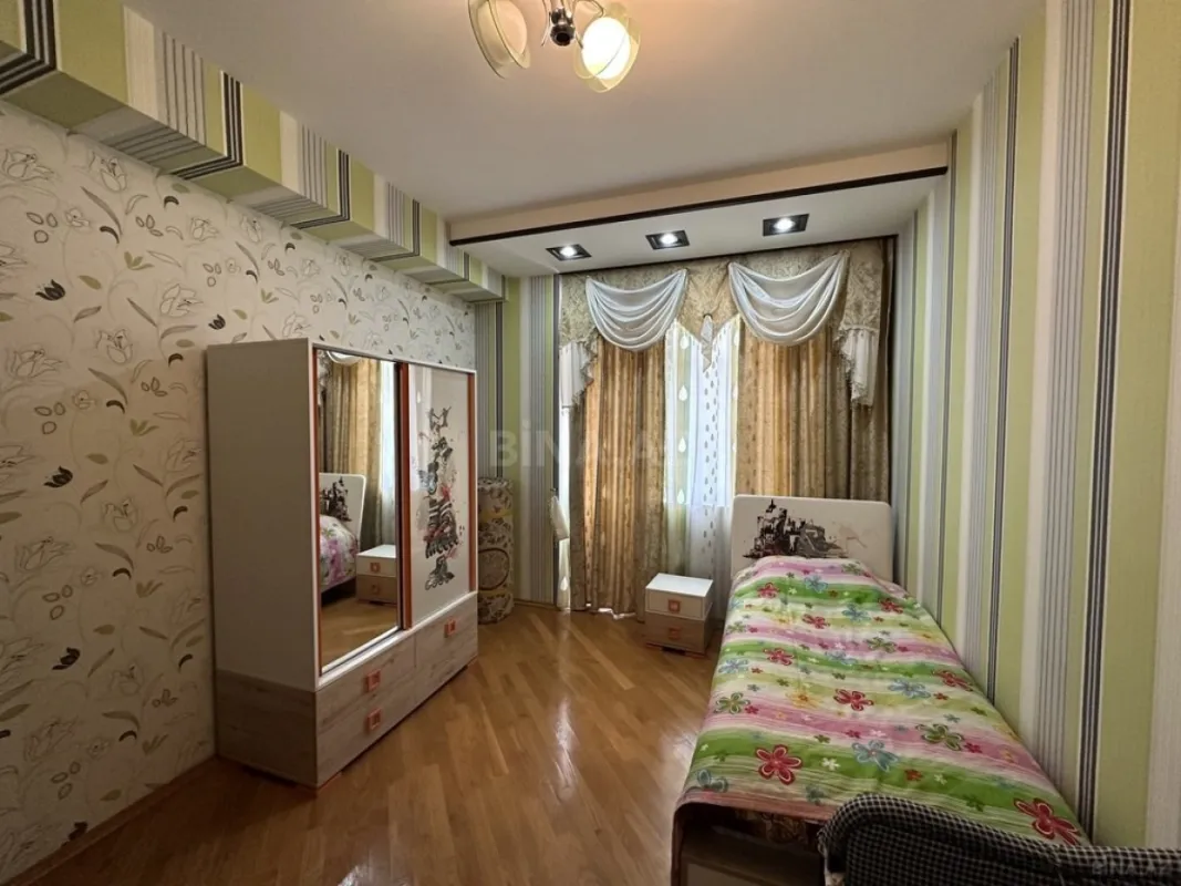 Satılır 4 otaqlı mənzil 150 m²