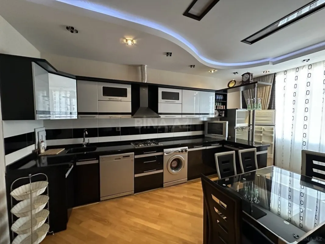 Satılır 4 otaqlı mənzil 150 m²