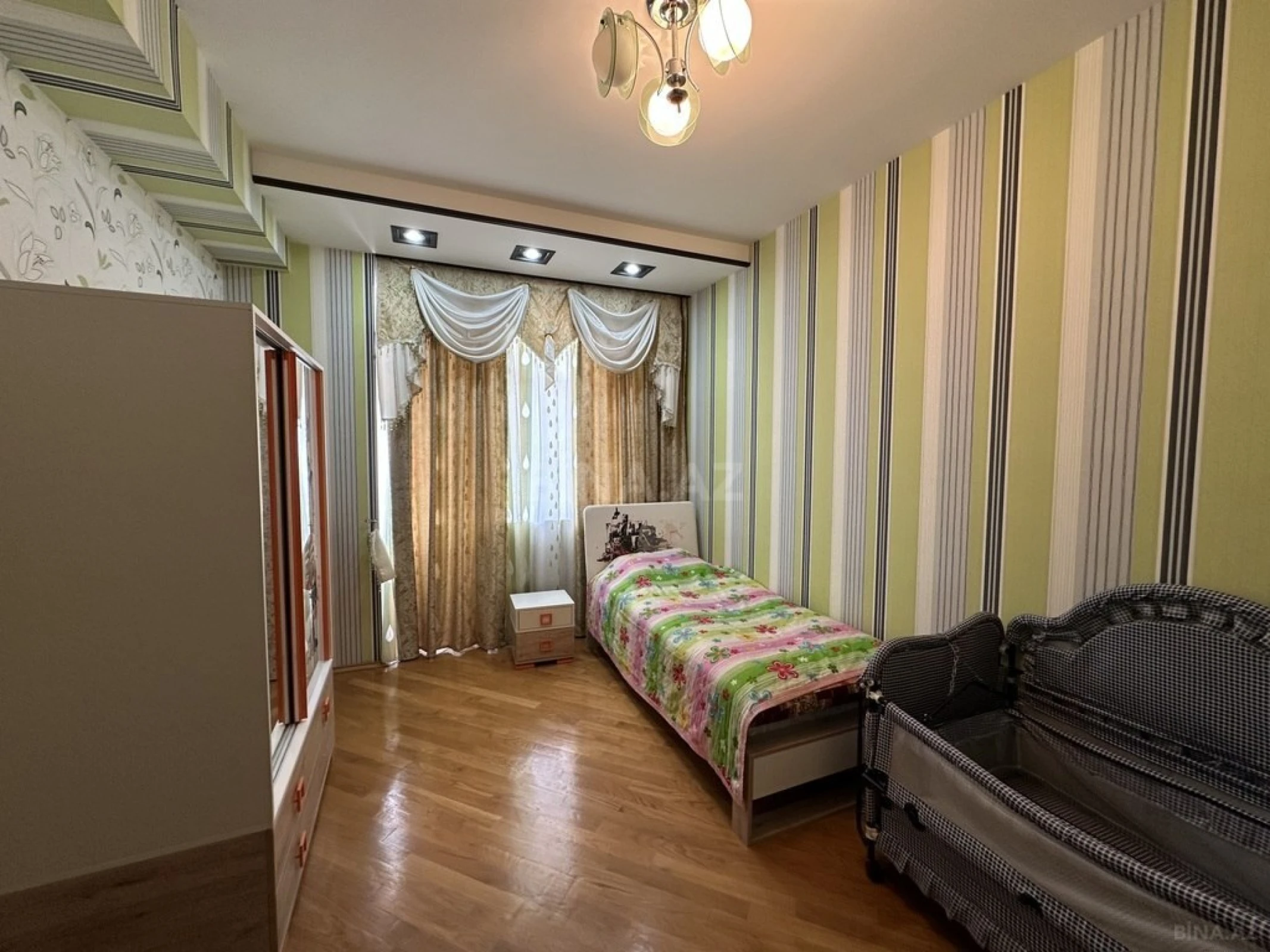 Satılır 4 otaqlı mənzil 150 m²