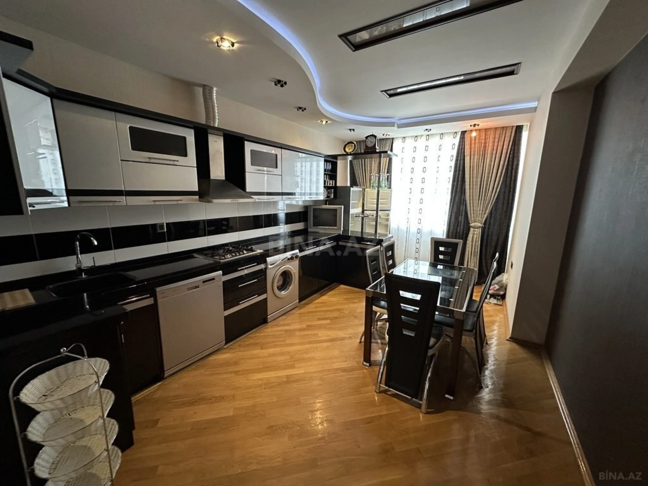 Satılır 4 otaqlı mənzil 150 m²