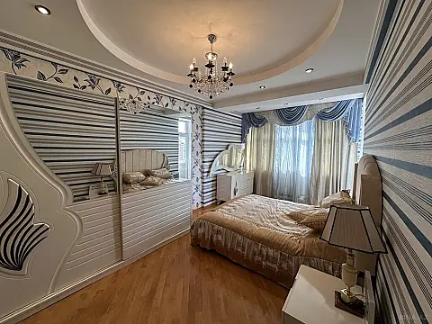 Satılır 4 otaqlı mənzil 150 m²