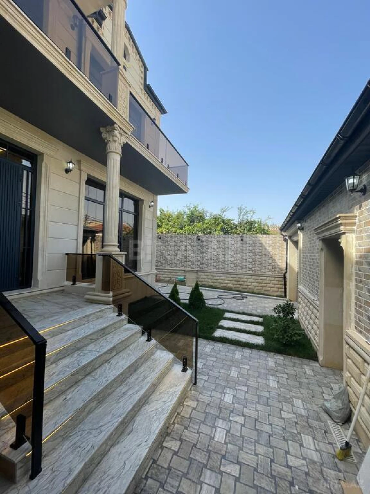 Satılır 6 otaqlı həyət evi 220 m²