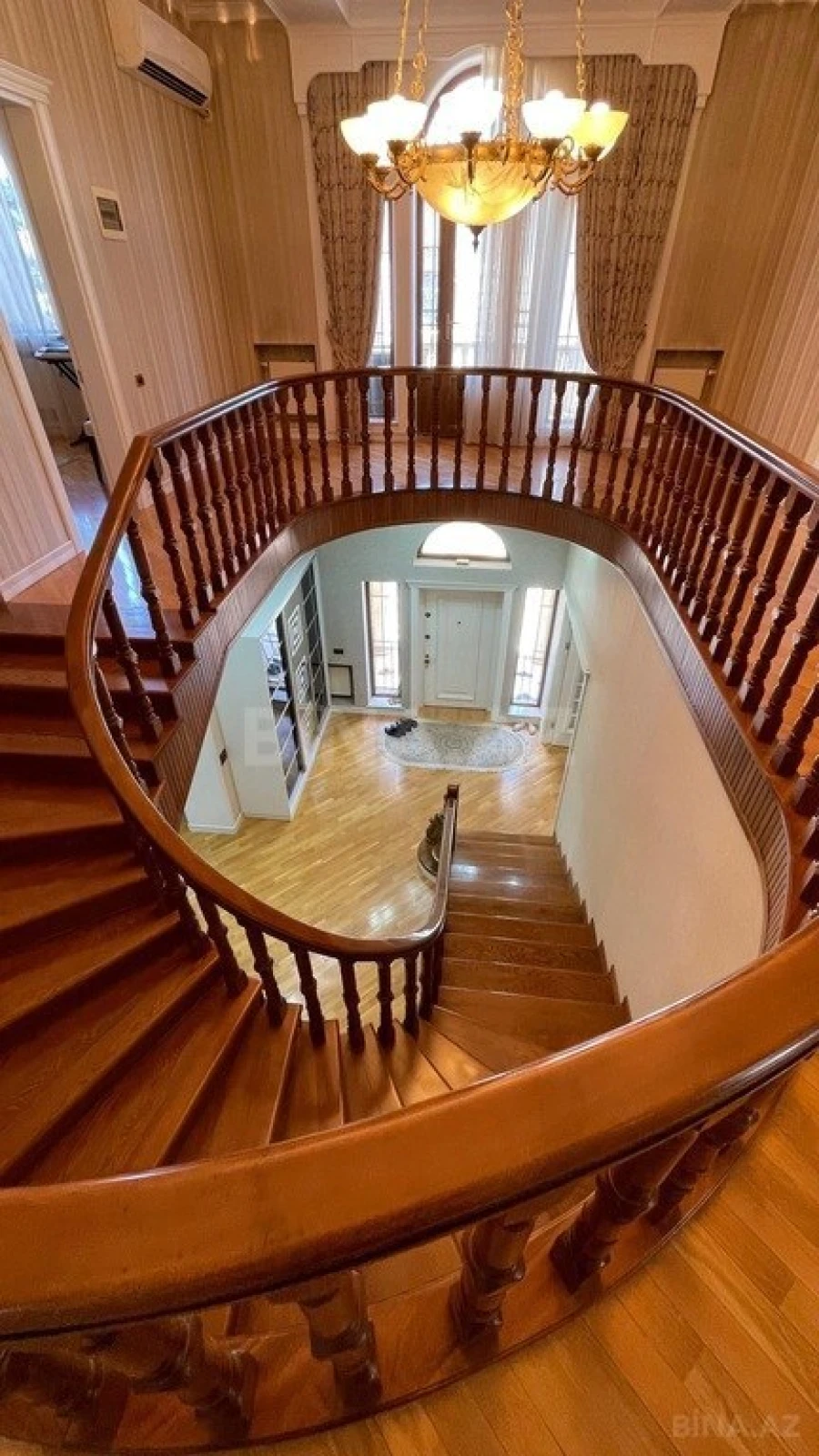 Satılır 7 otaqlı həyət evi 540 m²