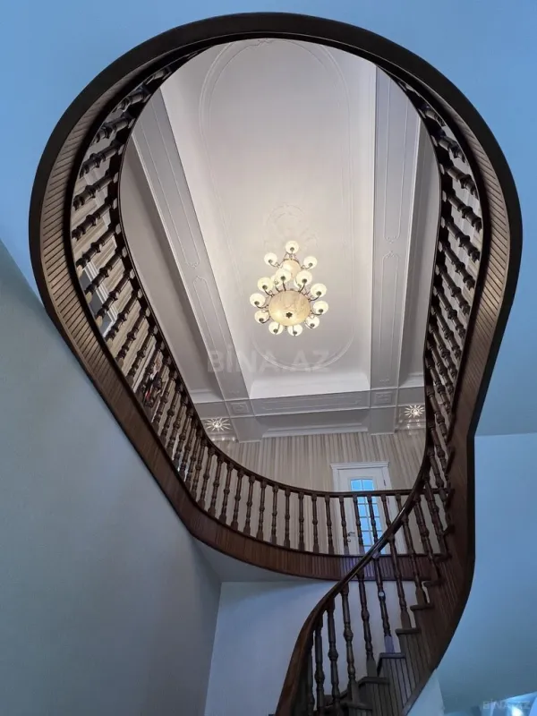 Satılır 7 otaqlı həyət evi 540 m²