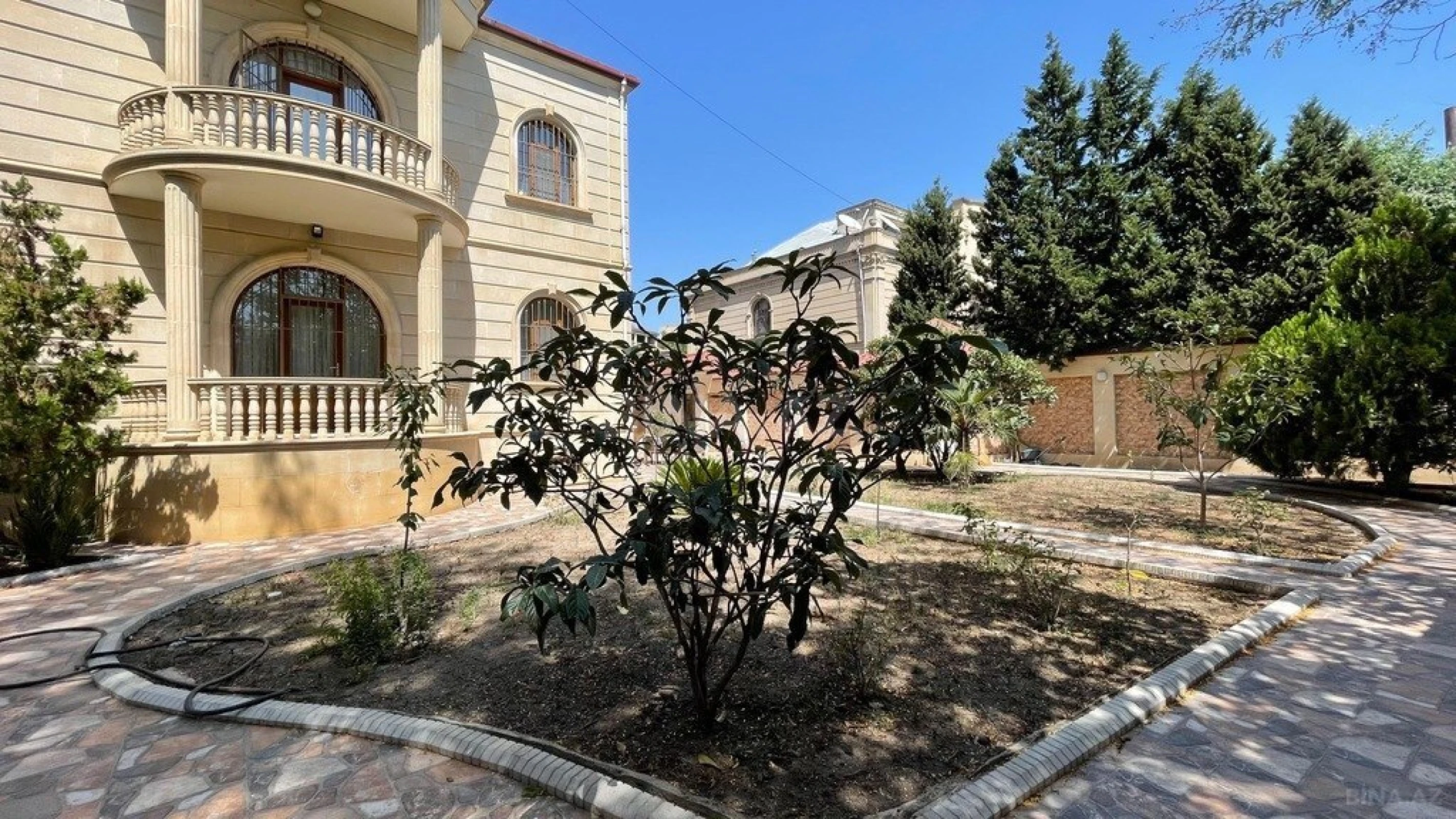 Satılır 7 otaqlı həyət evi 540 m²