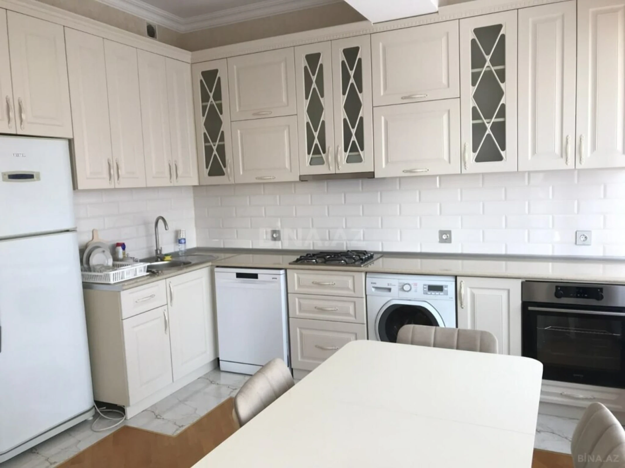 Kirayə verilir 2 otaqlı mənzil 95 m²