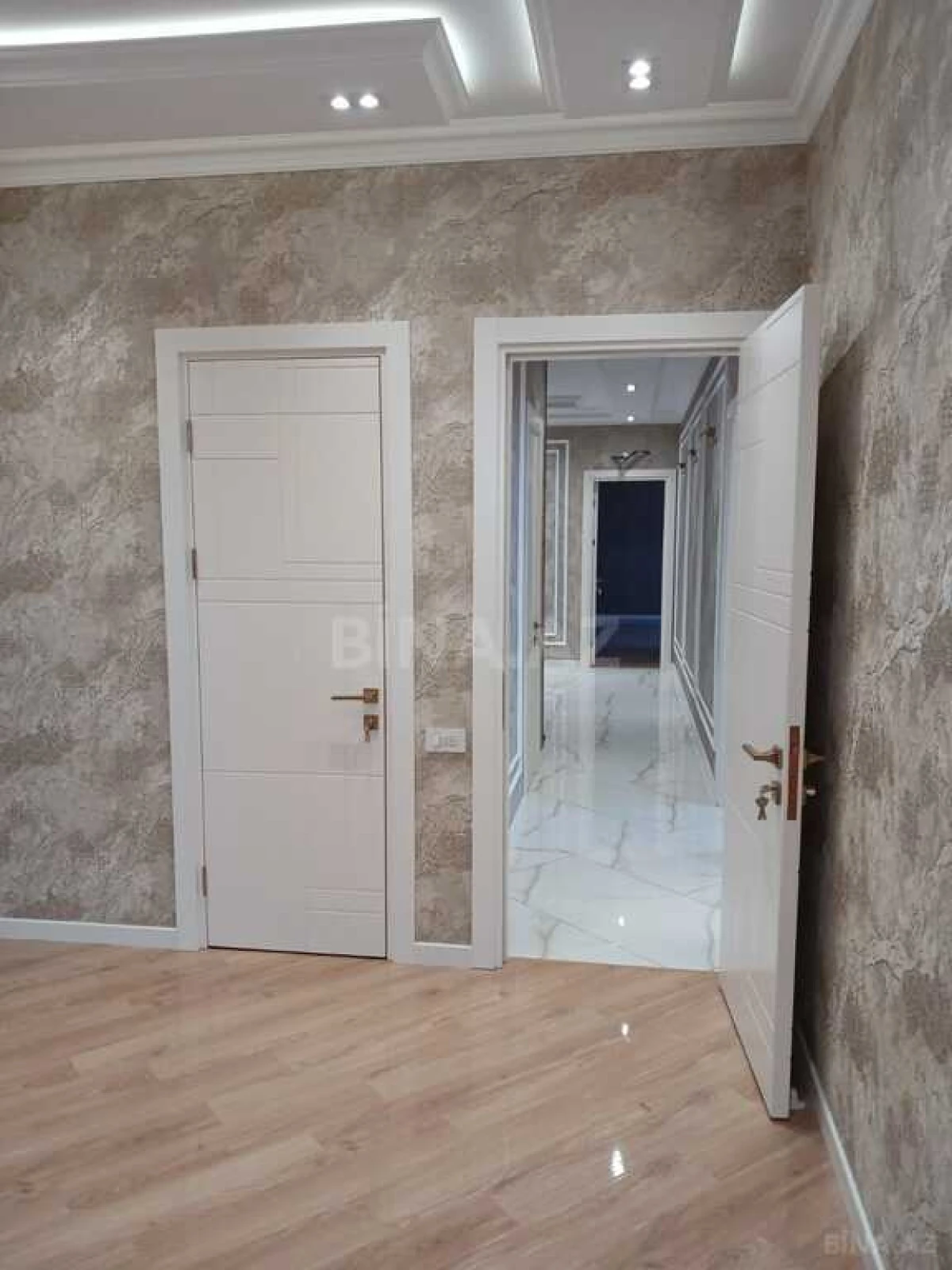 Satılır 4 otaqlı mənzil 160 m²