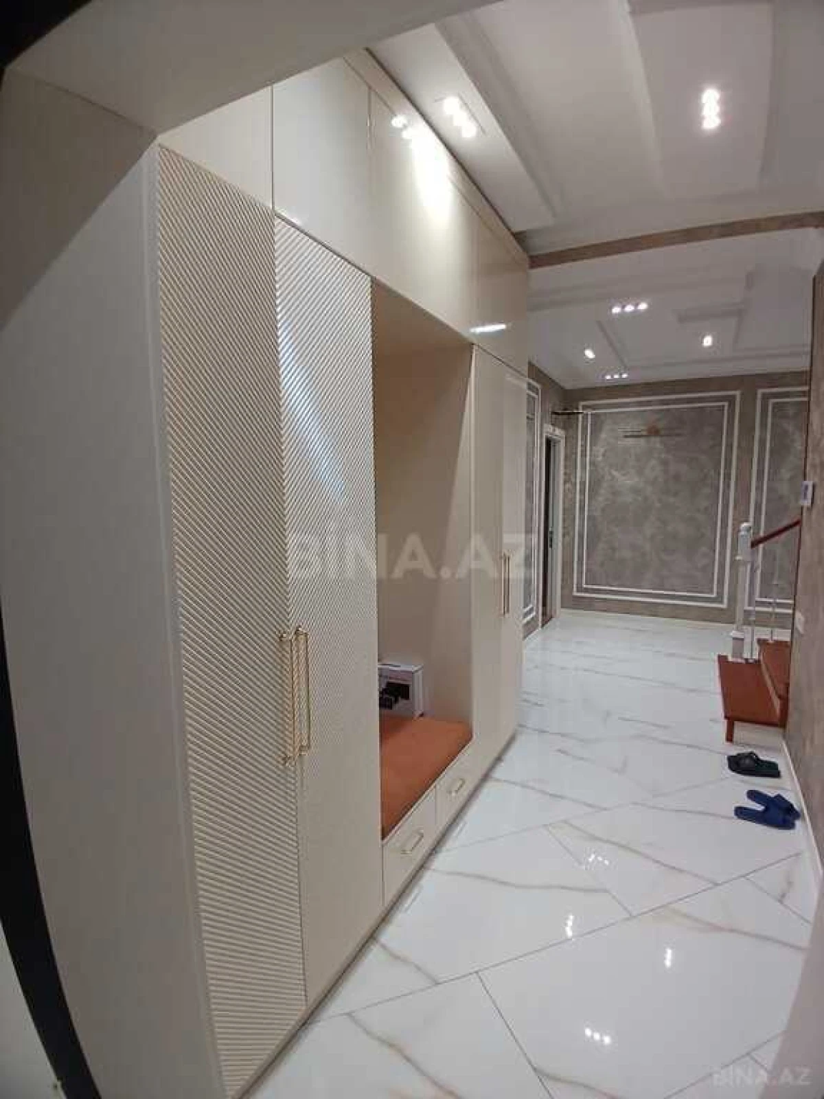 Satılır 4 otaqlı mənzil 160 m²