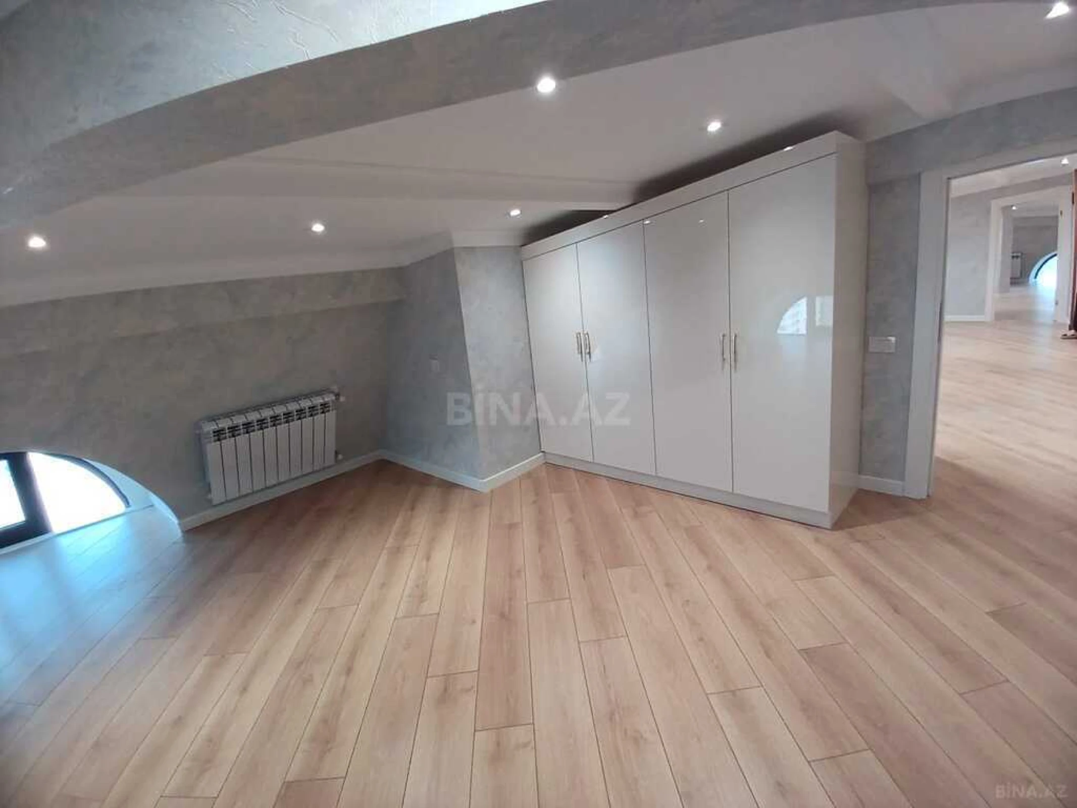 Satılır 4 otaqlı mənzil 160 m²