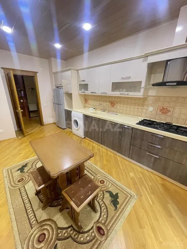 Satılır 3 otaqlı mənzil 145 m²