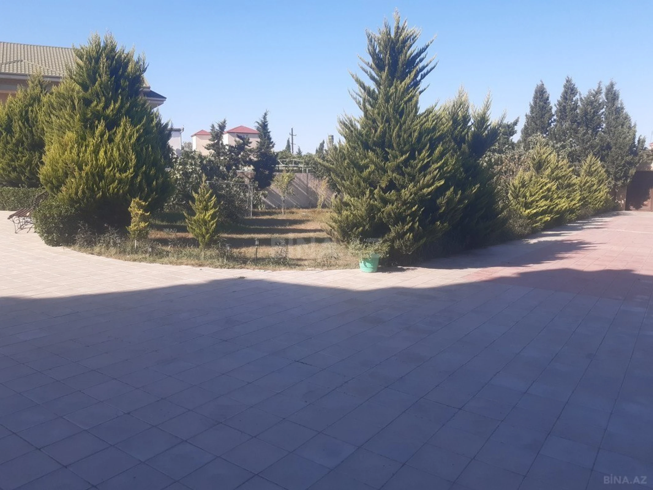 Satılır 14 otaqlı həyət evi 1000 m²