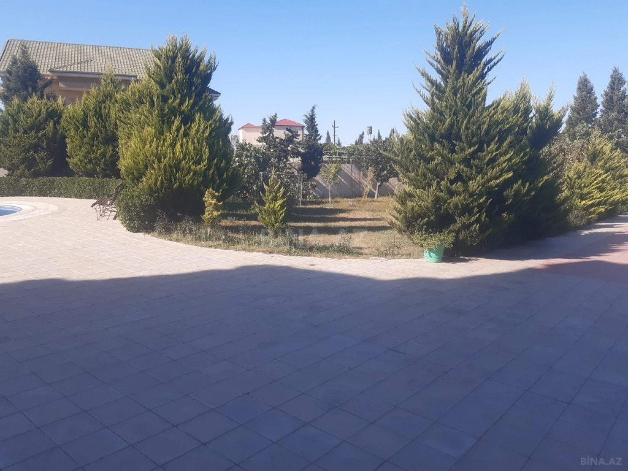 Satılır 14 otaqlı həyət evi 1000 m²
